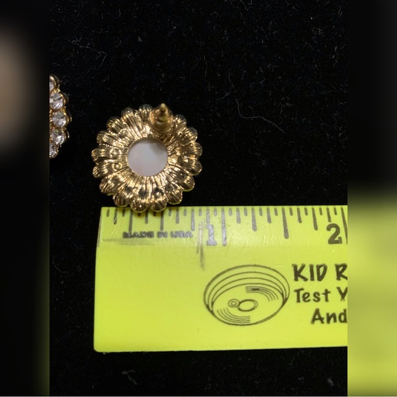 🌼Button post earrings - Picture 3 of 3